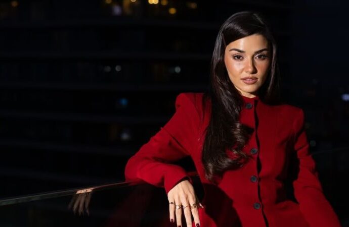 Hande Erçel Instagram profile