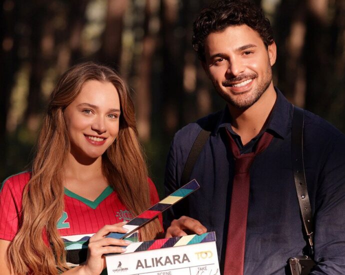 Pierwsze zdjęcia z serialu „Alıkara”. Miray Daner i Halit Özgür Sarı w głównych rolach nowej produkcji TOD