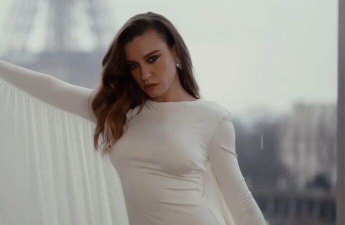 Serenay Sarıkaya leads star-studded cast in Sevdiğim İnsanlar Zaid Qaissieh Zaid Qaissieh Published July 4th, 2026 - 12:35 GMT FacebookTwitterWhatsAppPodziel się Serenay Sarıkaya Serenay Sarıkaya Instagram profile ALBAWABA - Serenay Sarıkaya returns with an exciting new independent film. Also Read Can Yaman and Faruk Turgut feud escalates as producer threatens legal actionCan Yaman and Faruk Turgut feud escalates as producer threatens legal action Preparations are moving ahead for Sevdiğim İnsanlar (People I Love), the new independent film starring Turkish actress Serenay Sarıkaya. As production gears up for filming later this year, Turkish media have revealed four more actors joining the project's expanding cast. The film will be directed by award-winning filmmaker Doğuş Algün, whose acclaimed feature Ölü Mevsim (Dead Season) brought him widespread recognition. The film will be directed by award-winning filmmaker Doğuş Algün, who gained widespread recognition for his acclaimed feature Ölü Mevsim (Dead Season). Award-winning filmmaker Doğuş Algün will direct the film, which earned him widespread recognition for his acclaimed feature Ölü Mevsim (Dead Season). Filming is scheduled to begin in November in İzmir and the surrounding areas, with the production expected to head to the international film festival circuit after shooting is completed. Serenay Sarıkaya Serenay Sarıkaya will play Azra, the central character in the story. Earlier casting announcements confirmed that veteran actor Menderes Samancılar will portray Azra's father, while Zeynep Tuğçe Bayat will play her close friend, Sibel. Bayat and Sarıkaya previously appeared together in Netflix's Kimler Geldi Kimler Geçti. Turkish entertainment journalist Birsen Altuntaş has now reported that four additional actors have officially joined the production. Lale Mansur will portray Azra's mother. Serkan Keskin has been cast as her older brother, İrfan, while Rahimcan Kapkap will play her younger brother, Yusuf. Özlem Öcalmaz has also joined the cast as Aysel, one of Azra's childhood friends. According to Turkish media, Azra is married to Boris, a man who operates the mines in the region where they live. Their marriage has reached the point of divorce, prompting Azra to return to her hometown after many years away. Her homecoming forces her to confront painful memories, rebuild relationships with her family, and face unresolved issues from her past. Rather than focusing solely on one family's story, Sevdiğim İnsanlar also explores broader social issues in contemporary Türkiye. Through Azra's journey, the film examines themes including love, family bonds, class differences, social inequality, and the growing hypocrisy within society. Turkish media describe the screenplay as presenting these subjects in a simple yet emotionally powerful way. The project marks another important step in Serenay Sarıkaya's career. Earlier this year, the actress revealed that alongside her commercial work and television projects, she wanted to return to cinema with a film that excited her creatively. She reportedly met director Doğuş Algün during the Adana Golden Boll Film Festival, where she served as a jury member while Algün's award-winning film Ölü Mevsim received multiple honors. Their meeting eventually led to this collaboration. The film is also expected to showcase a different side of Sarıkaya as she steps away from glamorous contemporary roles to portray a woman dealing with family conflict, emotional trauma, and difficult life choices in a small-town setting. With an acclaimed director, an experienced ensemble cast, and a story centered on deeply personal and social themes, Sevdiğim İnsanlar is already being highlighted by Turkish media as one of the country's most anticipated independent films of the coming year.