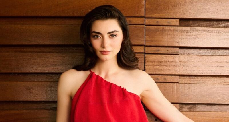 Özge Törer Instagram profile